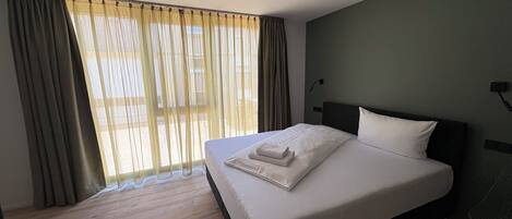 開放式客房 | 書桌、手提電腦工作空間、遮光窗簾/窗簾、熨斗/熨衫板