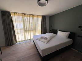 开间 | 办公桌、笔记本电脑工作区、遮光窗帘、熨斗/熨衣板