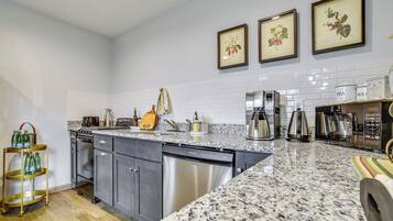 Coffee/tea maker, fridge, microwave, stovetop
