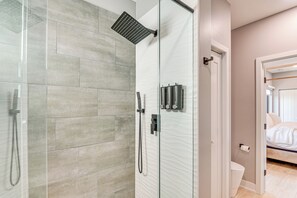 Een haardroger, handdoeken