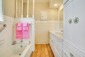 Hair dryer, towels - Family Friendly: Peaceful Home in Stamford! (Stamford)