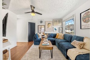 TV, offices - Bluebird | Charming 3-Bedroom Home in Drumheller! (Drumheller)