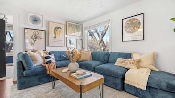 Televisie, boeken en een kantoor