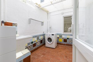 Douche, séchoir à cheveux, serviettes fournies
