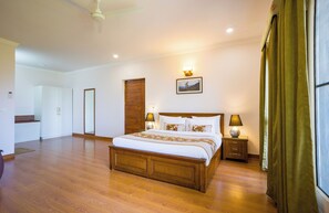 Cortinas blackout, tabla de planchar con plancha y wifi gratis 