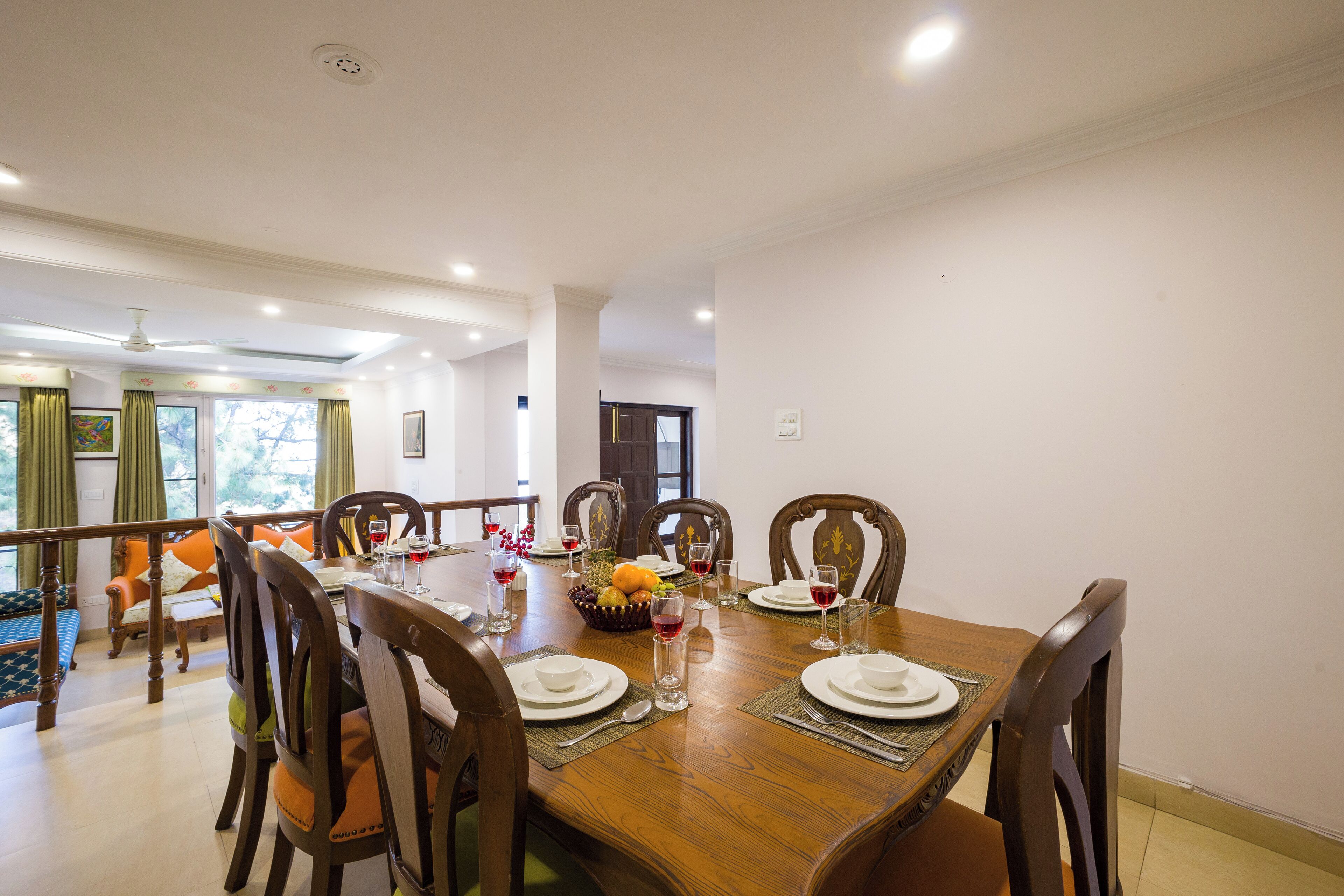 Un comedor con una mesa de madera dispuesta para seis personas, rodeada de seis sillas.