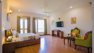 Luxe kamer, balkon, uitzicht op heuvels | Verduisterende gordijnen, een strijkplank/strijkijzer, gratis wifi