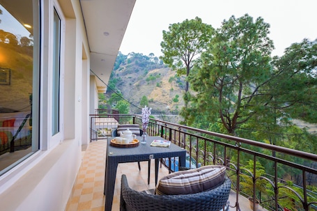 Luxury Room, Balcony, Hill View | Balcony