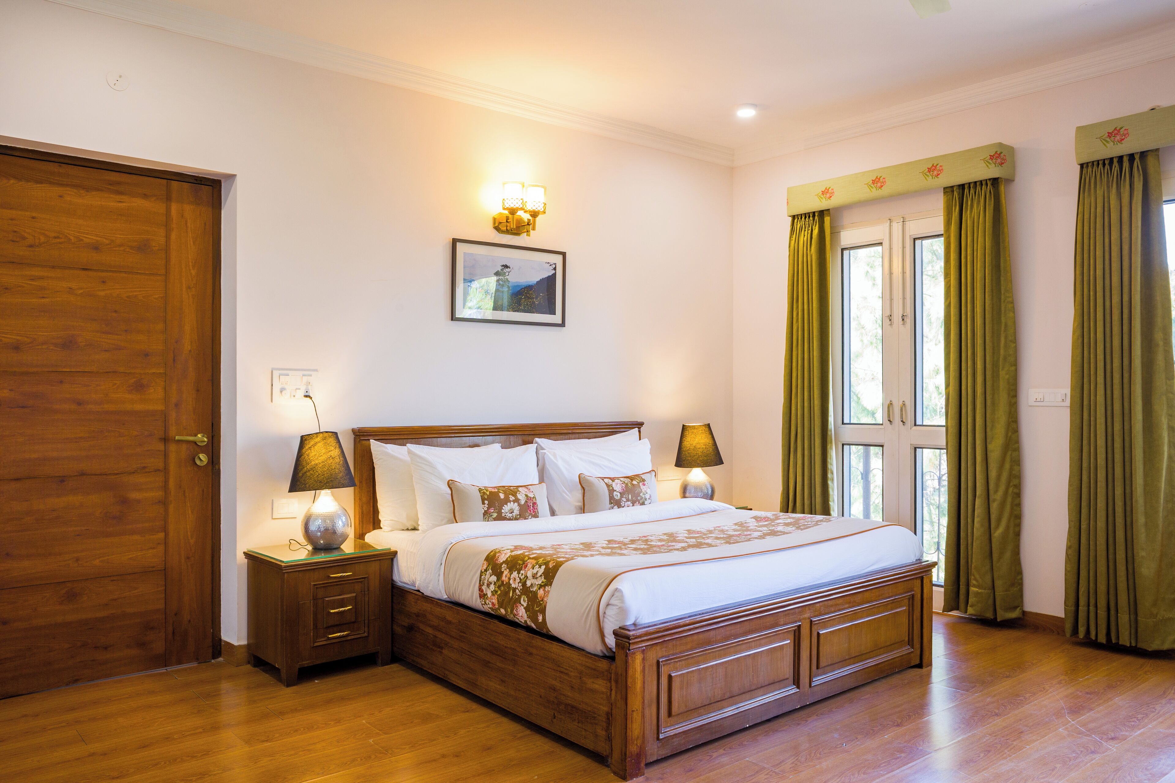 Luxury-Zimmer, Balkon, Hügelblick | Verdunkelungsvorhänge, Bügeleisen/Bügelbrett, kostenloses WLAN