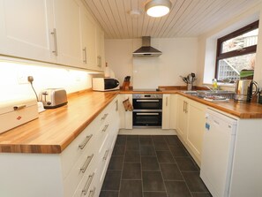 Dishwasher, cookware/dishes/utensils - Nantmel (Caernarfon)