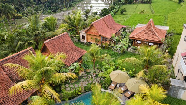 A tropical resort with multiple buildings, a swimming pool, and lush greenery. - Edge of Ubud by GenuineHost (Ubud)