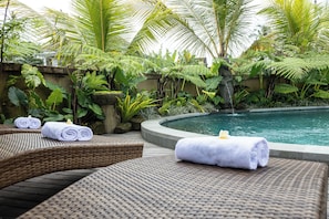 Piscine extérieure, chaises longues