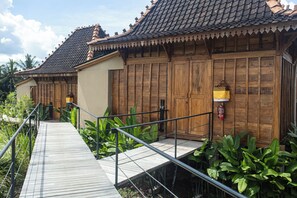 A wooden building with a tiled roof and a wooden door. - DITUJU Ubud by GenuineHost (Sukawati)