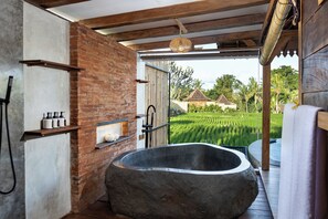 Deep-soaking bathtub - DITUJU Ubud by GenuineHost (Sukawati)