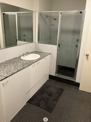 Bruser, hårtørrer, bidet, håndklæder