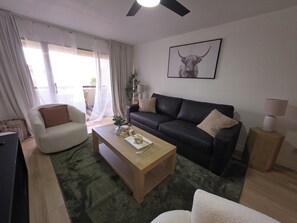 Smart TV - Your Scottsdale Getaway: Sleek 1 Bedroom Condo in the Vibrant Heart of Old Town (Scottsdale)