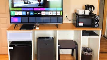 Quadruple Room, Non Smoking | Desk, free WiFi