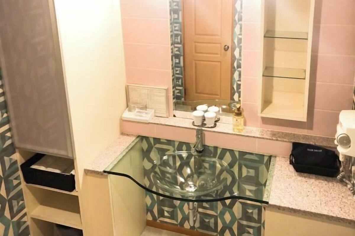 Chuveiro/banheira combinados, secador de cabelo, toalhas de banho