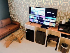 Desk, free WiFi