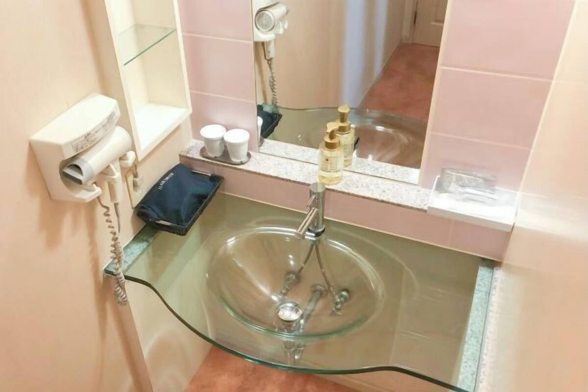 Chuveiro/banheira combinados, secador de cabelo, toalhas de banho