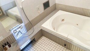 A bathroom with a large bathtub, a shower, and a tiled floor. - HOTEL LiVEMAX Kuroishi (Kuroishi)