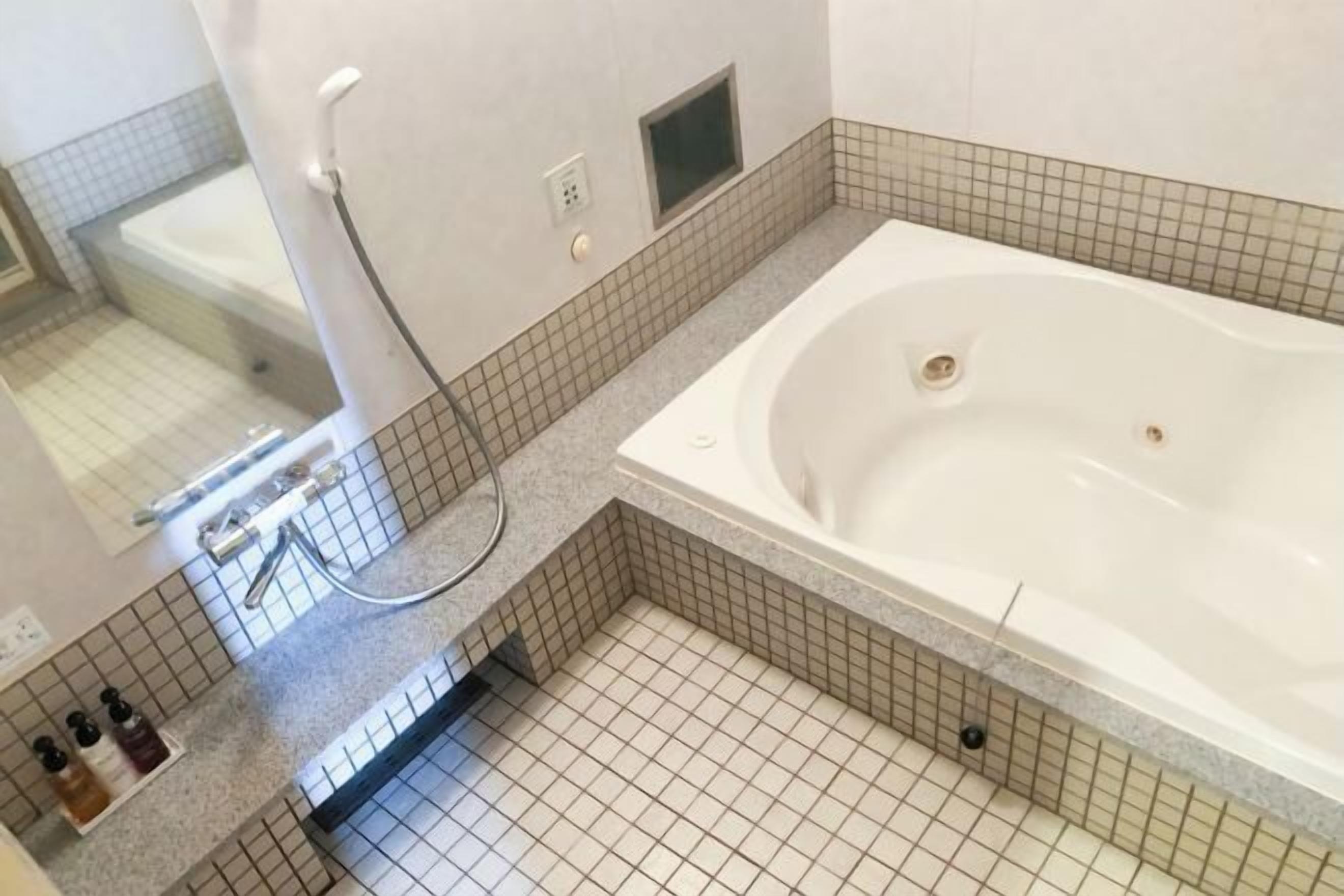 Badrum | Badkar/dusch, hårtork, handdukar och tvål