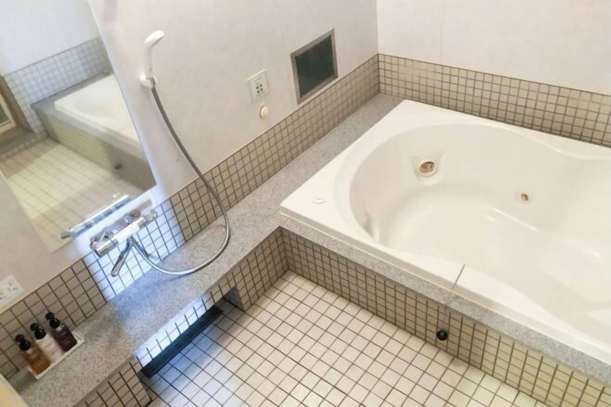 Banheiro | Chuveiro/banheira combinados, secador de cabelo, toalhas de banho