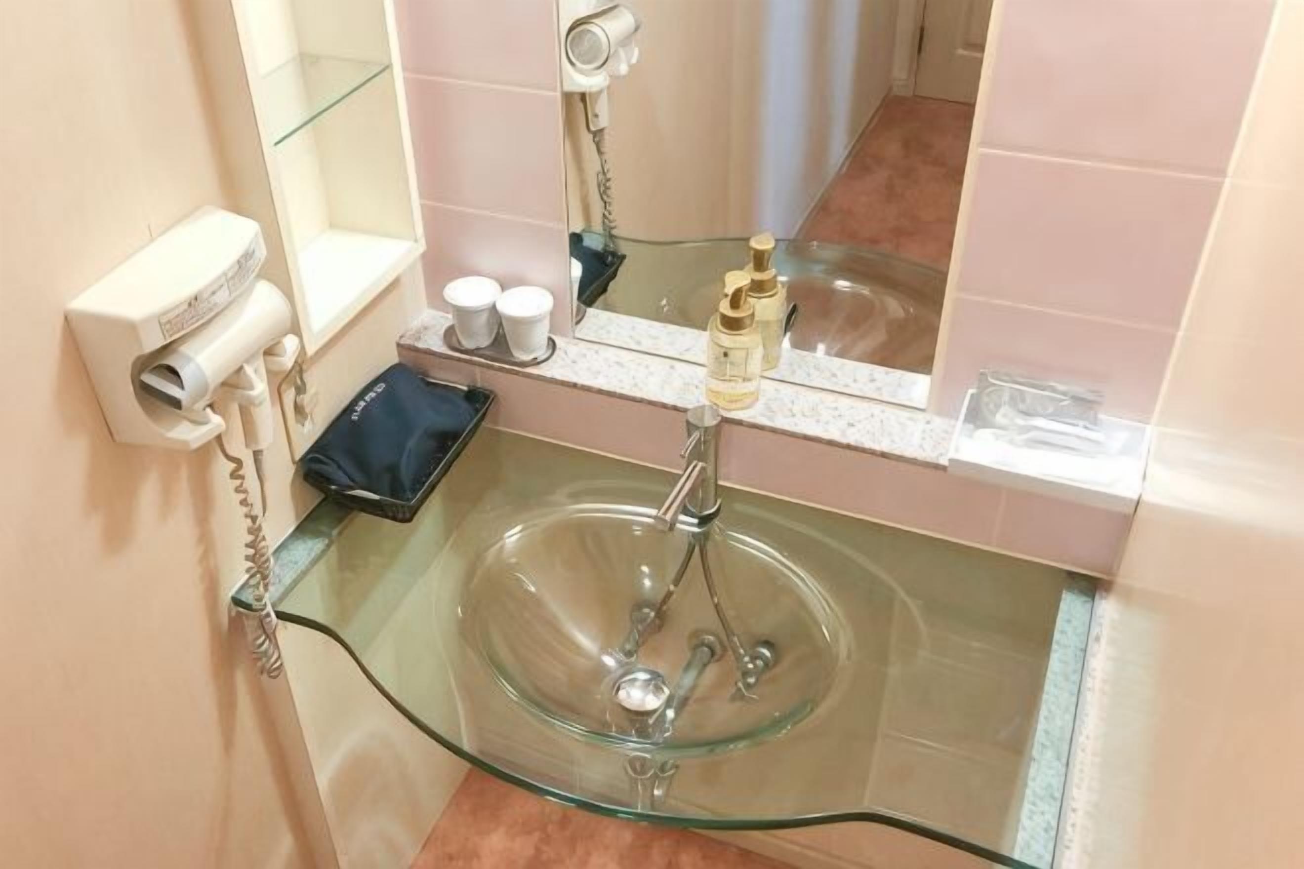 Baño | Ducha y bañera combinadas, secador de pelo, toallas y jabón