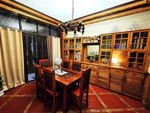 Dortoir Partagé, 1 chambre, balcon | Salle à manger
