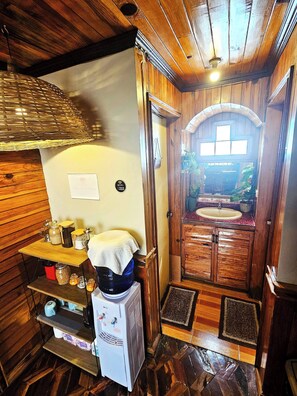 Dortoir Partagé, 1 chambre, balcon | Salle de bain