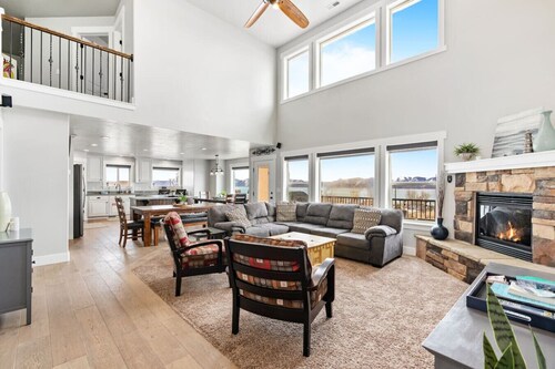 Hot Tub • Game Room • Theater • Sleeps 29