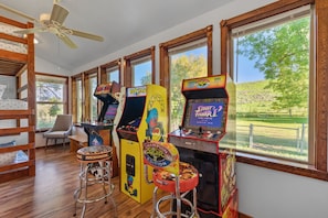 Games room - The Doll House | Private Hot Tub, Sauna, Arcades, Family Friendly! (Garden City)