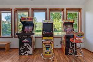 Games room - The Doll House | Private Hot Tub, Sauna, Arcades, Family Friendly! (Garden City)