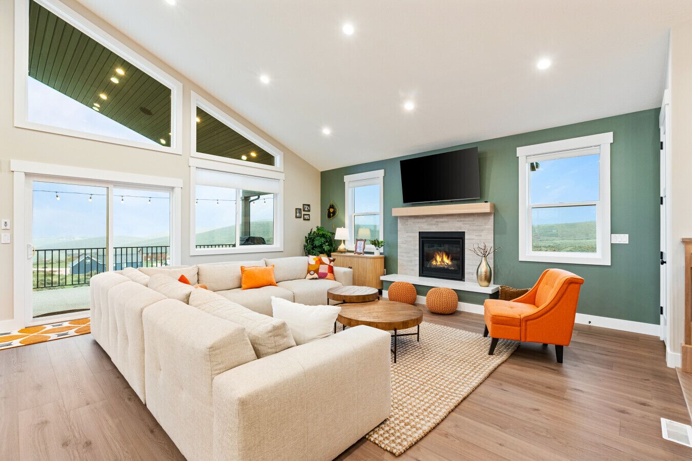 Smart-TV, Kamin, Videospiele, Tischtennisplatte