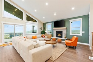 Smart TV, fireplace, video games, ping pong - Shimmer Shack! Hot Tub, Ideal Beach, Games & More! (Garden City)