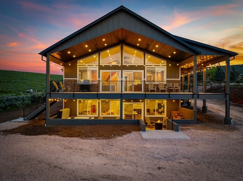 Shimmer Shack! Hot Tub, Ideal Beach, Games & More!