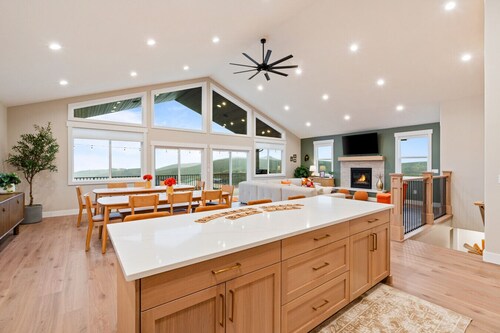 BrandNew+Views+HotTub+Arcades+IdealBeachResort!