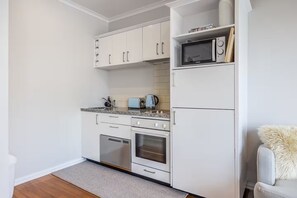 Een koelkast, een magnetron, een oven, een kookplaat