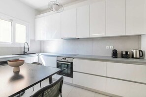 Fridge, oven, stovetop, coffee/tea maker