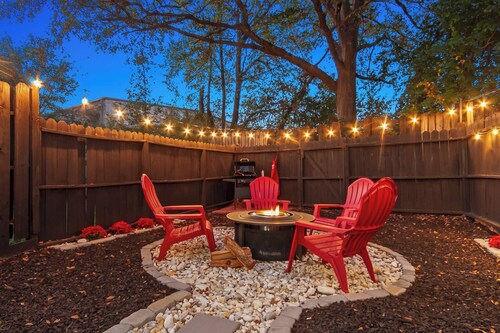 Day Dreamer minutes to Stadium with Fire pit and  Parking