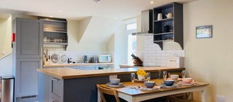 Stalkers Cottage -  a cottage that sleeps 5 guests  in 3 bedrooms