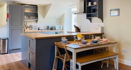 Stalkers Cottage - a cottage that sleeps 5 guests in 3 bedrooms