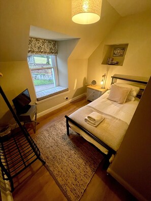 3 bedrooms, travel crib, WiFi, bed sheets