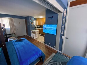 1 bedroom, desk, iron/ironing board, travel crib - Adorable 1-bedroom condo with kitchen, pool, WiFi near Waikiki Beach, sleeps 6-8 (Honolulu)