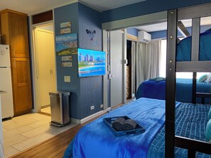 1 室のベッドルーム、デスク、アイロン / アイロン台、旅行用ベビーベッド