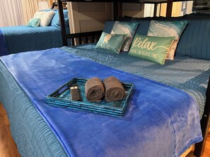 1 bedroom, desk, iron/ironing board, travel crib - Adorable 1-bedroom condo with kitchen, pool, WiFi near Waikiki Beach, sleeps 6-8 (Honolulu)