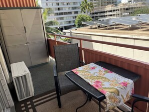 Outdoor dining - Adorable 1-bedroom condo with kitchen, pool, WiFi near Waikiki Beach, sleeps 6-8 (Honolulu)