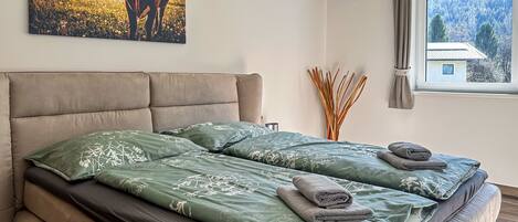 3 bedrooms, internet, bed sheets