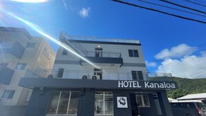 A multi-story building with a sign reading "HOTEL Kanaloa." - HOTEL KANALOA (Tokashiki)