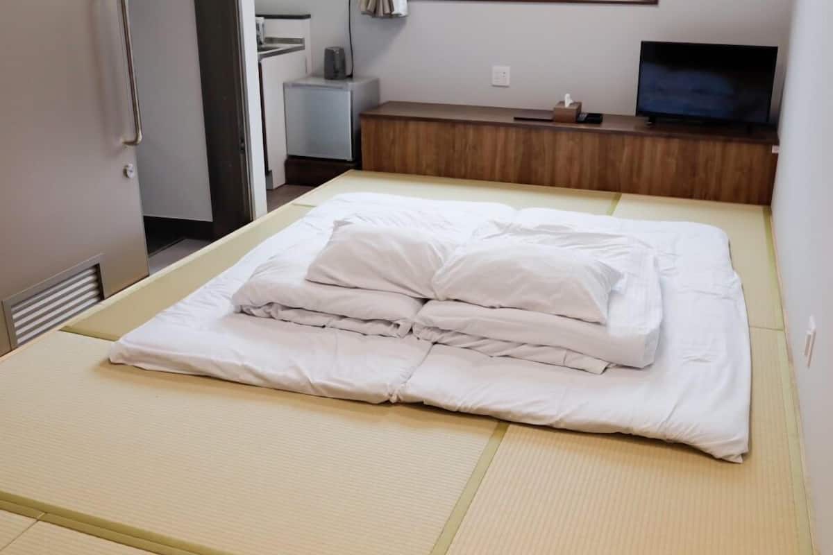 Family Room, Non Smoking | Meja, Wi-fi percuma, cadar katil